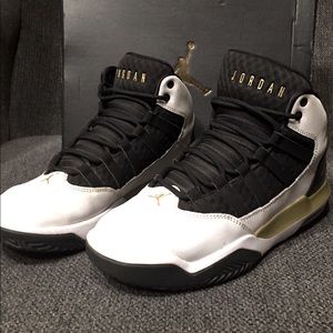 Jordan Max Aura White Metallic Gold Black